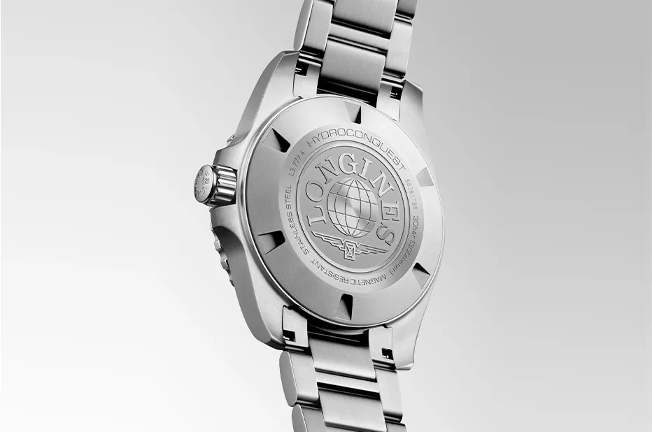 Zakręcany dekiel Longines HydroConquest z grawerowaną planisferą i logo marki na stalowej kopercie