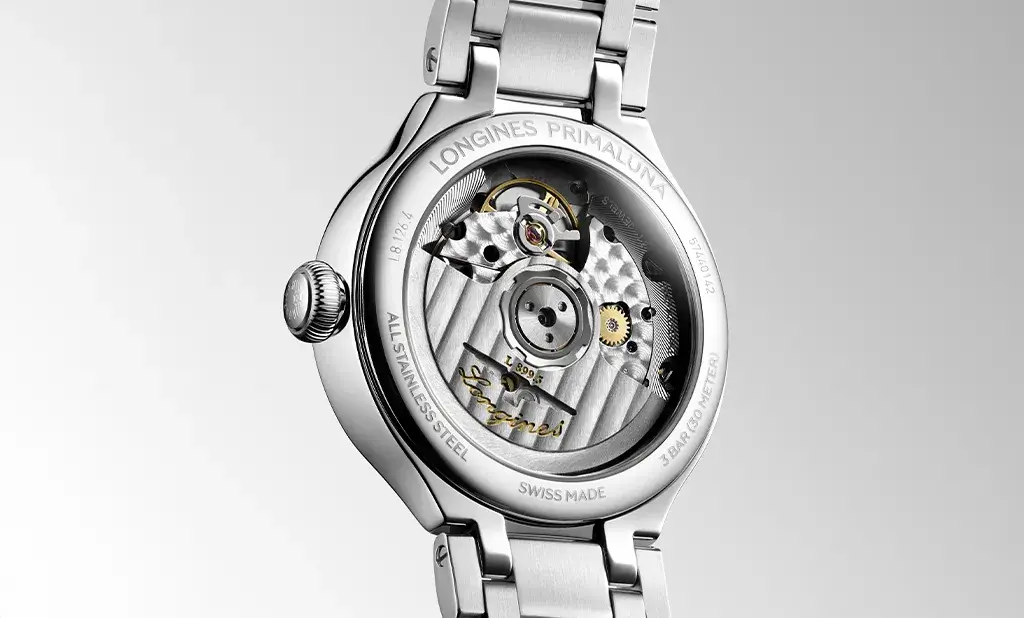 Tył zegarka Longines PrimaLuna Moonphase Automatic z widocznym mechanizmem kalibru L899.5 i grawerowanym logo Longines