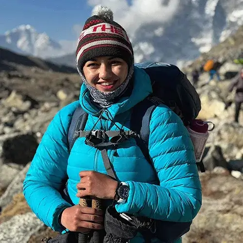 Maleha Khan, podróżniczka i pilotka, z zegarkiem Aviator XPRO Dive podczas wyprawy pod Everest