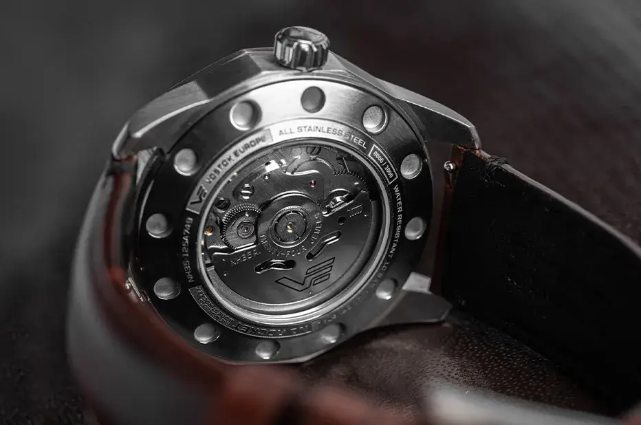 Automatyczny mechanizm Seiko NH35A w zegarku Vostok Europe Rocket N1 Compact, widoczny przez dekiel