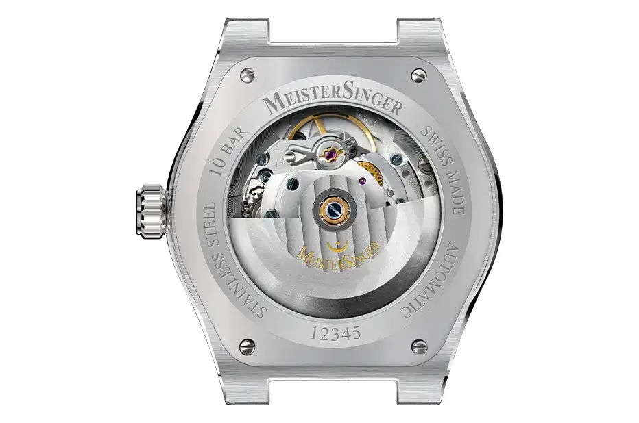 Przeszklony dekiel zegarka MeisterSinger Kaenos z widocznym mechanizmem Sellita SW200 i grawerem