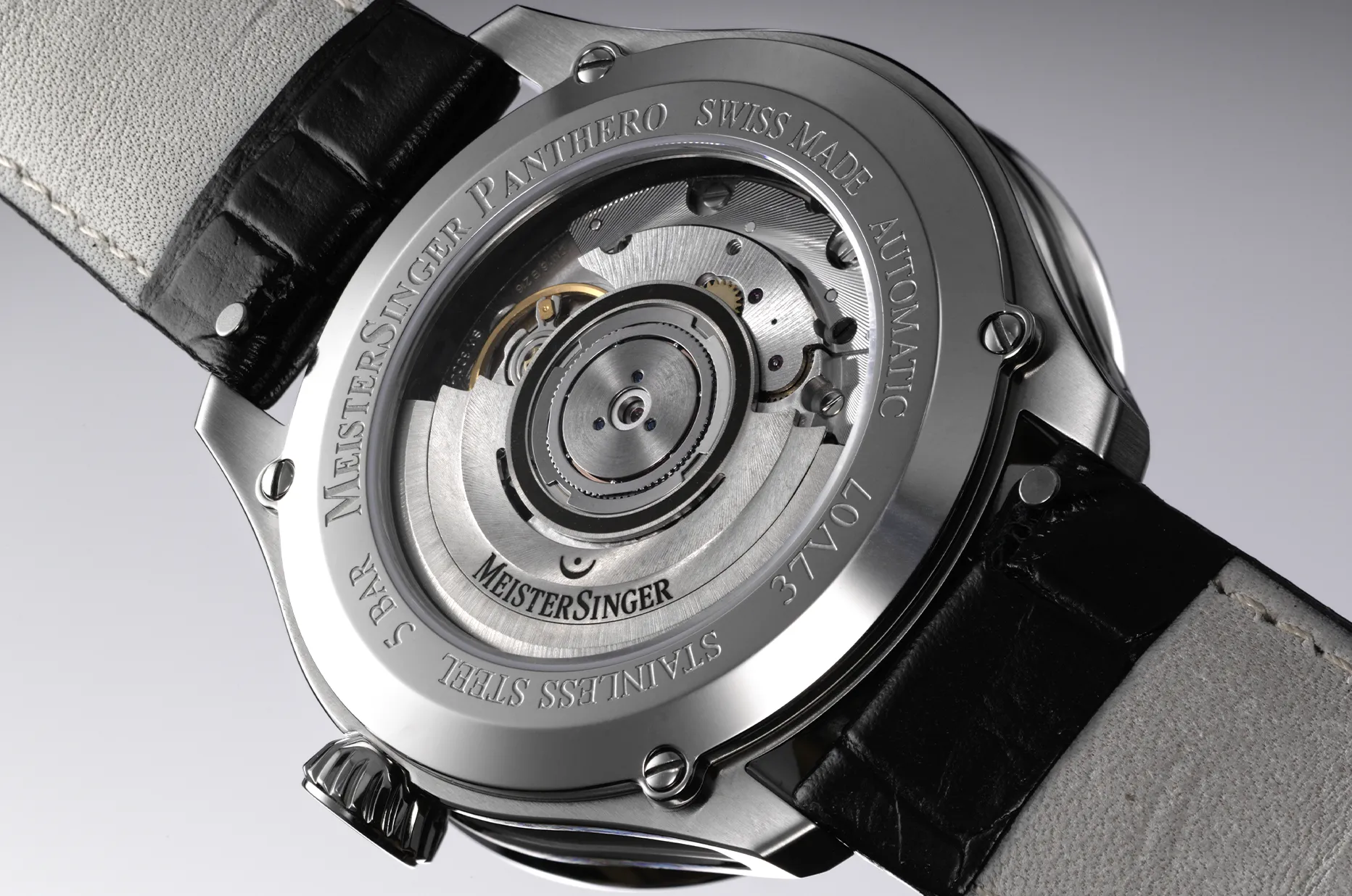 Mechaniczny mechanizm MeisterSinger Panthero Jumping Hour widoczny przez przeszklony dekiel