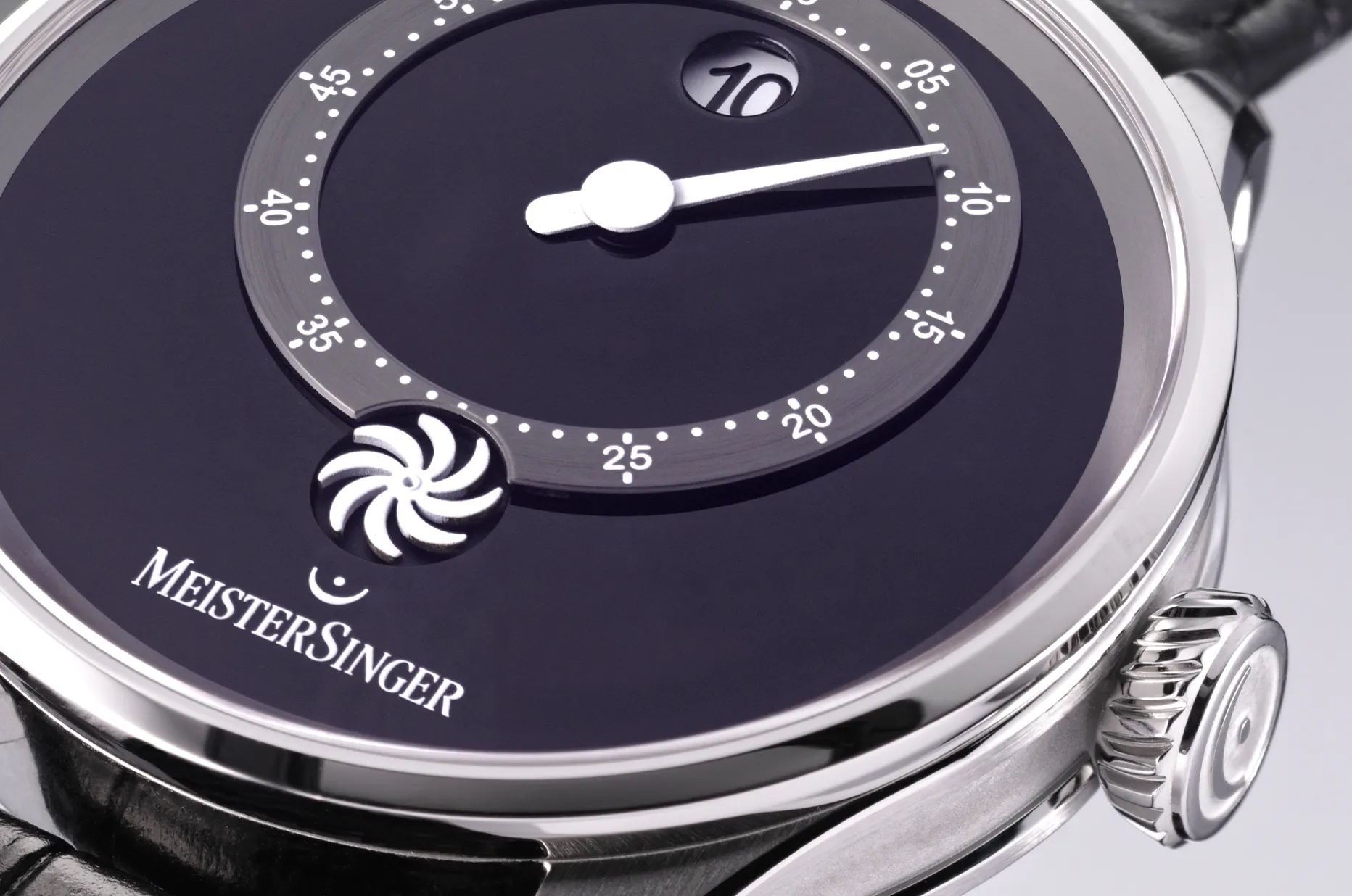 MeisterSinger Panthero Jumping Hour PTJH902 z kołem słonecznym i przesuniętym pierścieniem minutowym