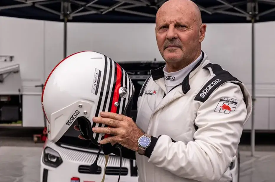 Miki Biasion, włoski kierowca rajdowy Lancii, z kolekcjonerskim zegarkiem Eberhard Lancia HF