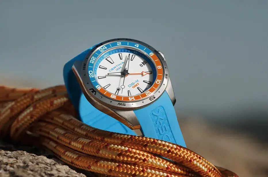 Męski zegarek Certina DS-X GMT z białą tarczą, kompasem i niebieskim paskiem gumowym