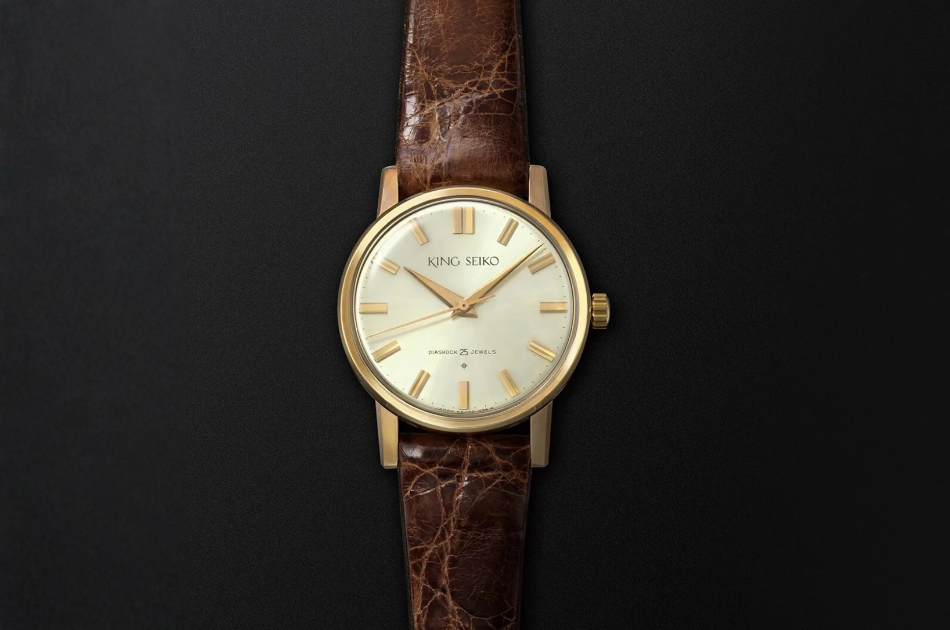 Pierwszy zegarek King Seiko z 1961 roku ze smukłą kopertą, ręcznym naciągiem i charakterystycznymi indeksami