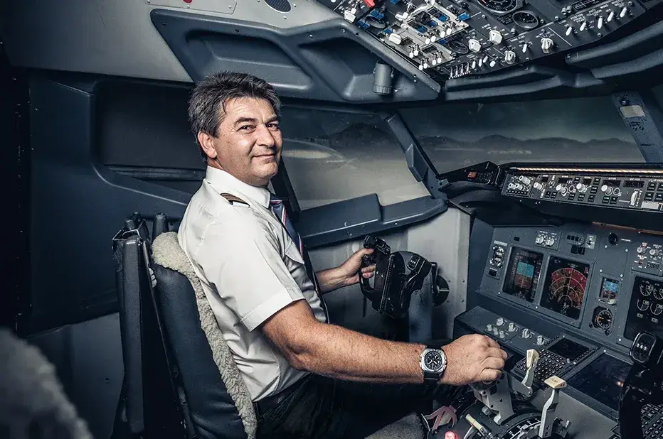 Zegarek Aviator na nadgarstku prawdziwego pilota - współpraca ze specjalistą awiacji