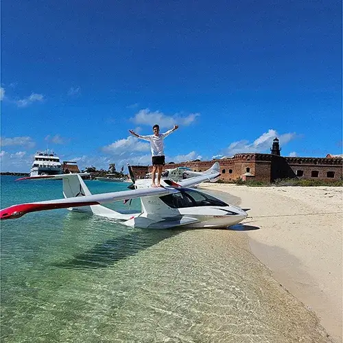 Pilot wodnosamolotu Santiago Masdeu testuje zegarek Aviator XPRO Dive podczas pracy na wybrzeżu