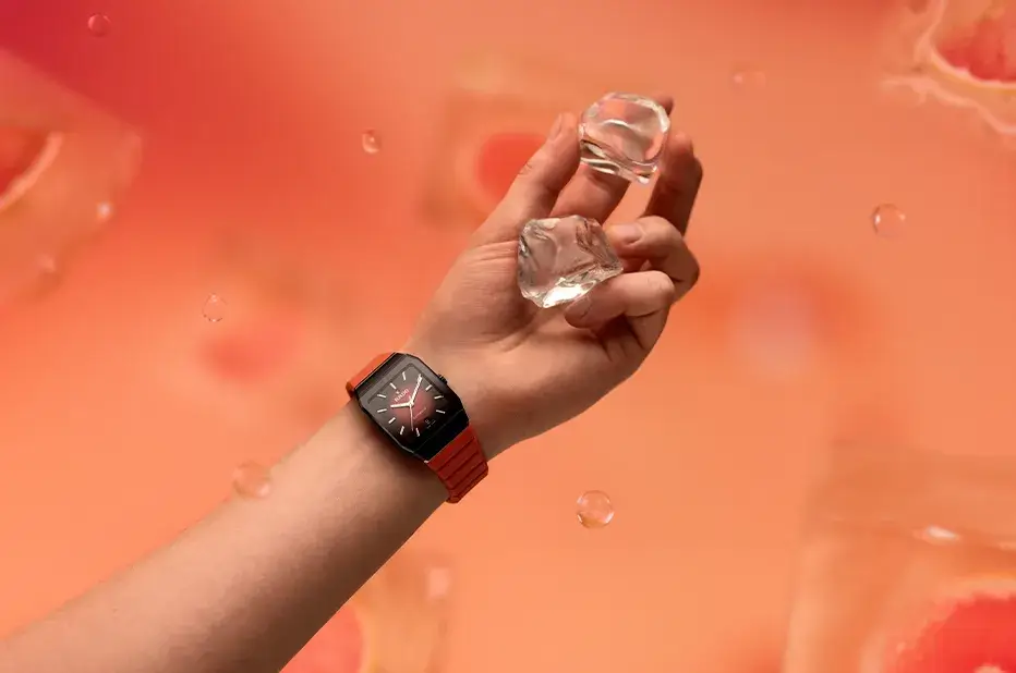 Zegarek Rado Anatom Automatic R10201409 z czerwonym paskiem – dynamiczny model na tle różowego grejpfruta