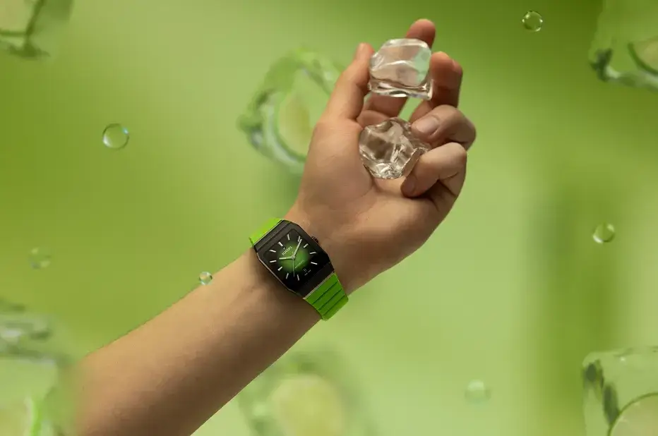 Zielony zegarek Rado Anatom Automatic R10201319 na nadgarstku – nowoczesny design z ceramiczną kopertą i limonkową oprawą