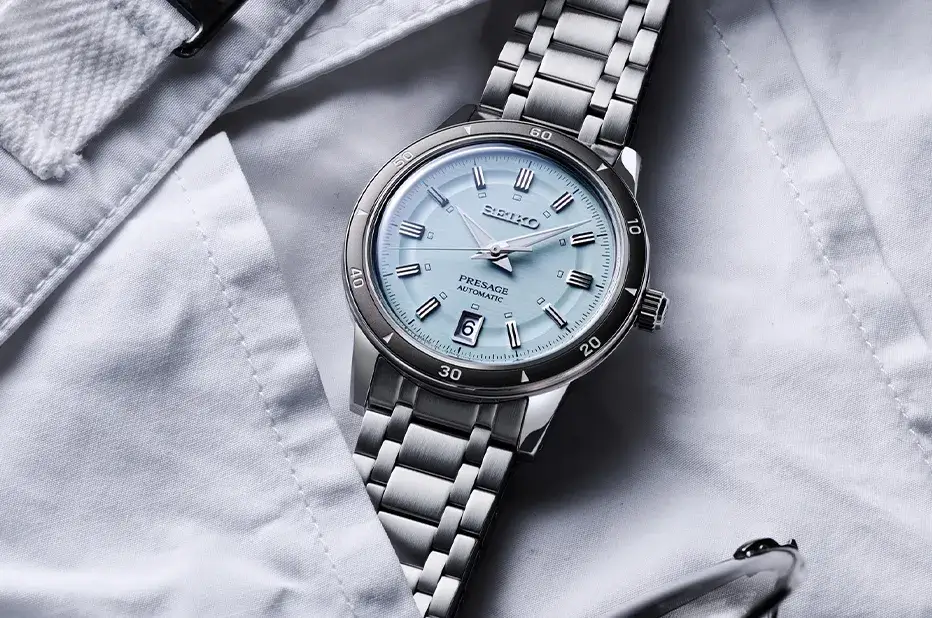 Seiko Presage Style 60’s Automatic z błękitną tarczą z datownikiem w jasnej stylizacji