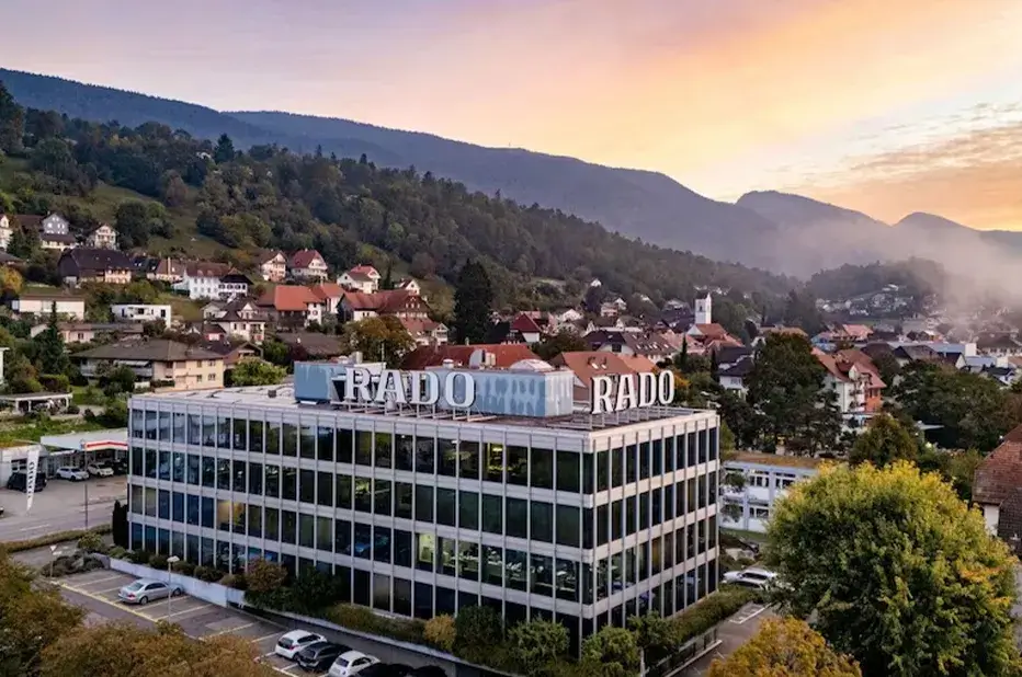 Siedziba Rado w Szwajcarii widziana z lotu ptaka na tle górskiego krajobrazu