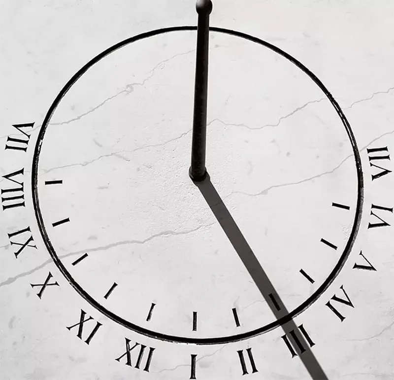 Zegar słoneczny z rzymskimi cyframi, odzwierciedlający filozofię spokojnego odmierzania czasu w zegarkach MeisterSinger