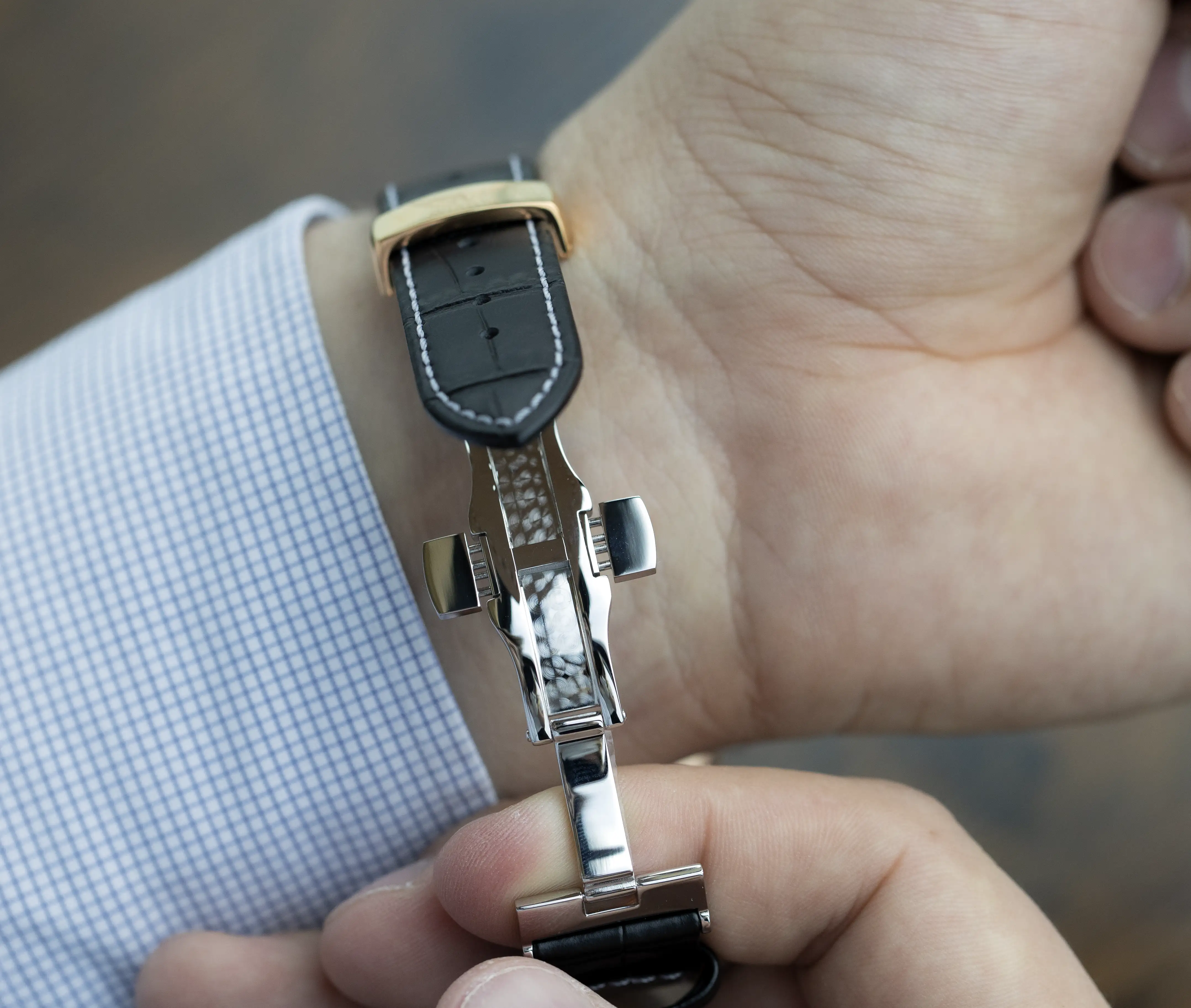 Skórzany pasek z białym przeszyciem z wzorem skóry aligatora i zamek motylkowy