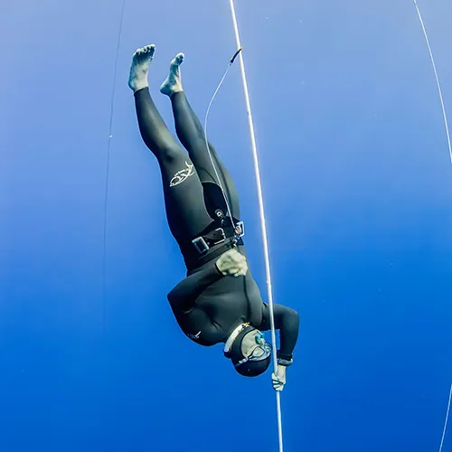 tavros Kastrinakis, rekordzista świata we freedivingu, testuje zegarek Aviator XPRO Dive pod wodą