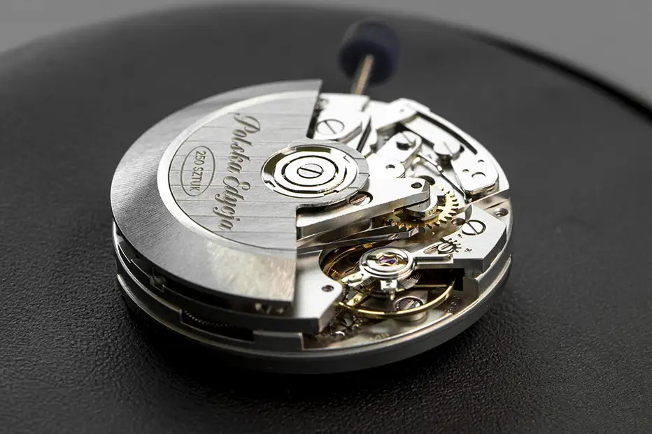 Szwajcarski mechanizm Sellita SW510 z dekoracją Côtes de Genève w zegarku Aviator