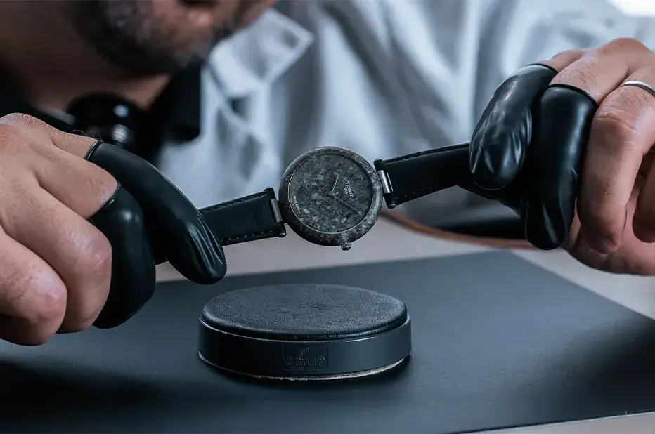 Zegarmistrz Tissot podczas finalnej inspekcji granitowego zegarka RockWatch