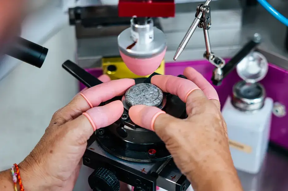 Montaż koperty z granitu w pracowni Tissot – proces tworzenia modelu RockWatch