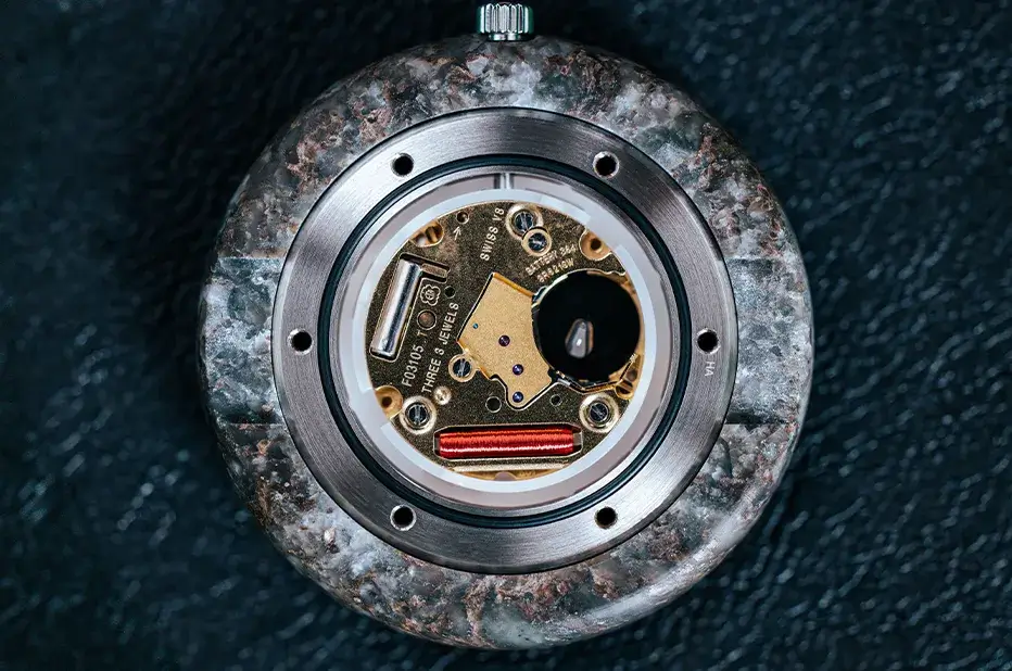 Mechanizm kwarcowy ETA umieszczony wewnątrz granitowej obudowy zegarka Tissot RockWatch