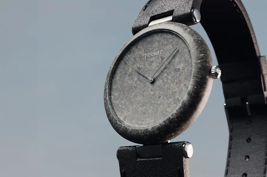 Zbliżenie na granitowy zegarek Tissot RockWatch z czarnym skórzanym paskiem