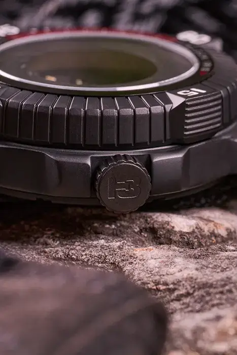 Detal koperty zegarka Traser P99 Iris z koroną i logo H3