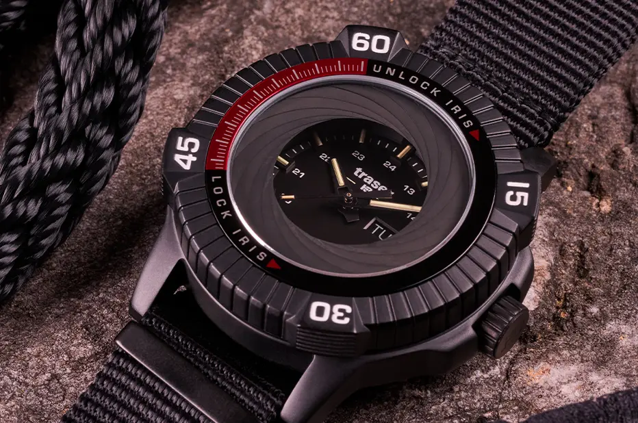 Zamknięta przesłona irysowa w zegarku Traser P99 Iris – ochrona przed emisją światła