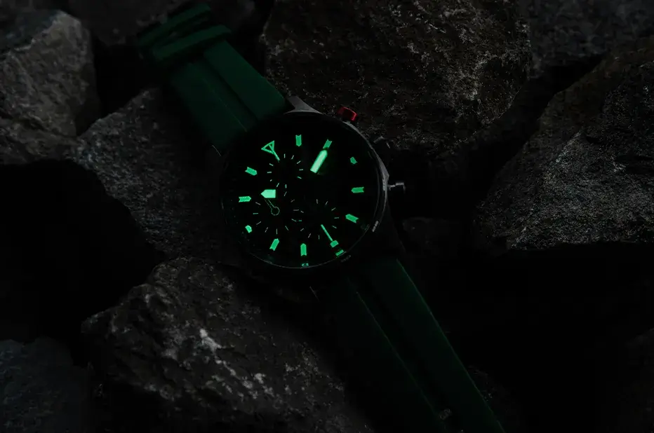 Zegarek Vostok Europe Rysy z podświetleniem Super-LumiNova w ciemności, na tle skał