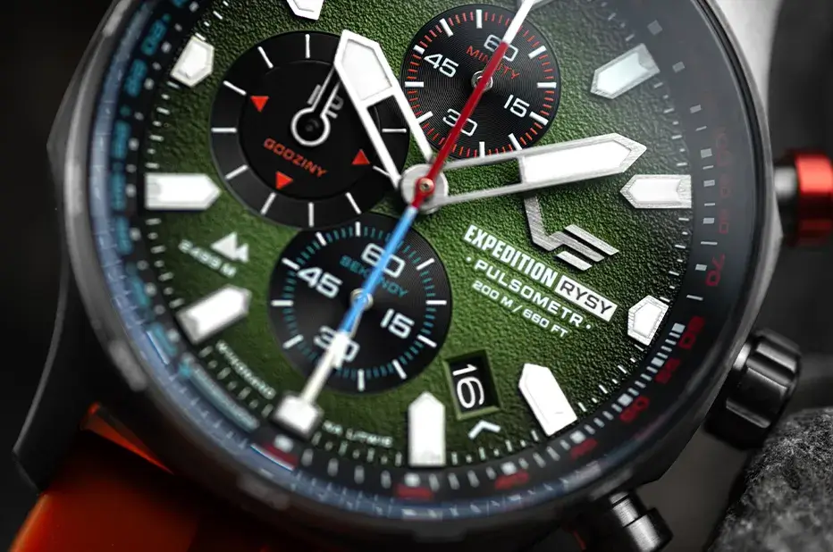 Zbliżenie na tarczę zegarka Vostok Europe Expedition Rysy z funkcją pulsometru, chronografu i skalą częstości oddechów