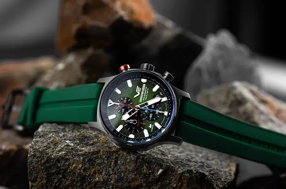 Outdoorowy zegarek męski Vostok Europe Expedition Rysy VK67-592D499 na zielonym pasku silikonowym, wyeksponowany na tle skał