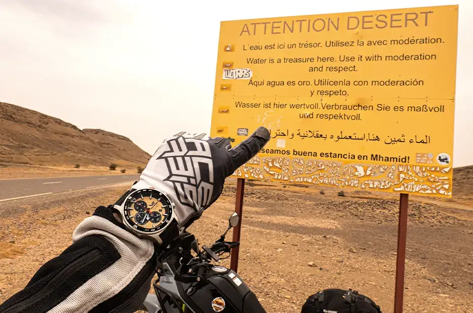 Motocyklista z zegarkiem Vostok Europe SAHARA podczas wyprawy