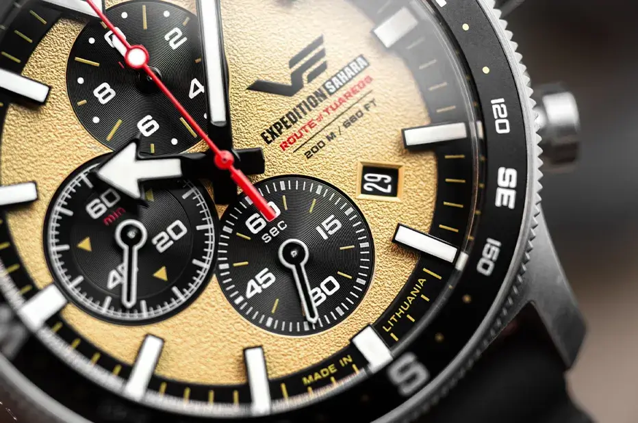 Piaskowo-złota tarcza zegarka Vostok Europe Expedition SAHARA