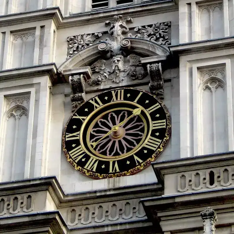 Klasyczny zegar wieżowy z jedną wskazówką, symbol tradycyjnego sposobu odmierzania czasu, który zainspirował zegarki MeisterSinger