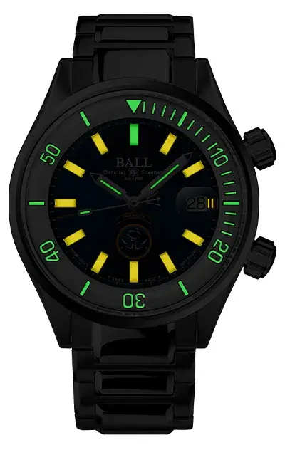 Nocna prezentacja trytowego podświetlenia H₃ w zegarku Ball Engineer Formoza, z zielono-żółtą luminacją