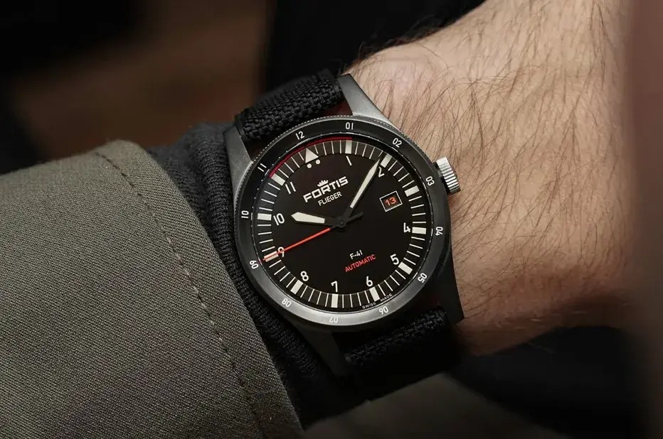 Zegarek lotniczy Fortis Flieger F-41 Mission Black WERK 7 na nadgarstku