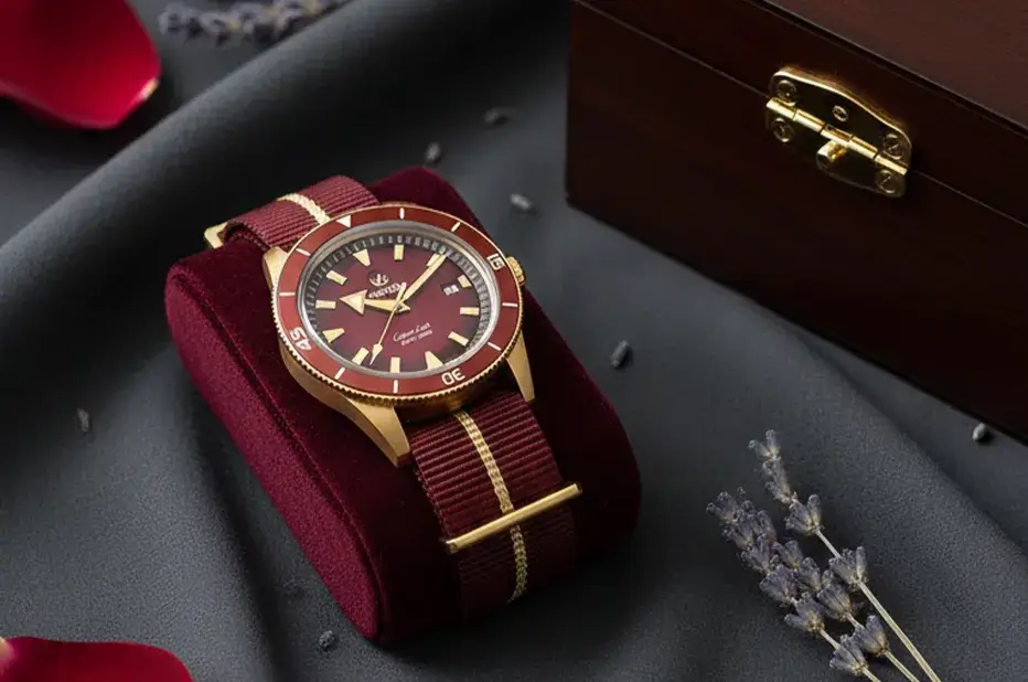 Rado Captain Cook Bronze retro zegarek nurkowy z brązową kopertą i czerwoną tarczą na Walentynki