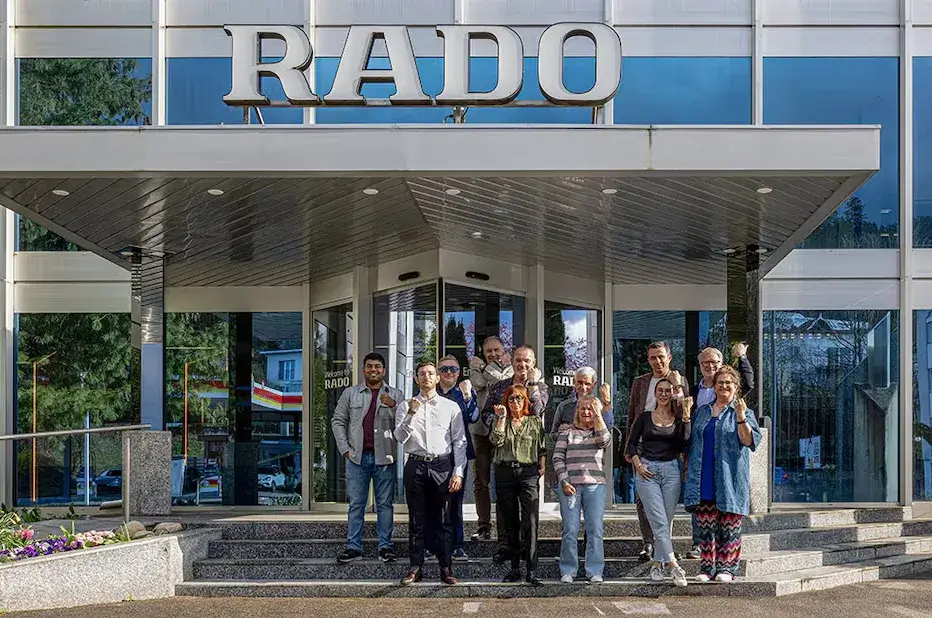 Grupa zwycięzców konkursu Rado Golden Ticket przed wejściem do siedziby Rado w Szwajcarii