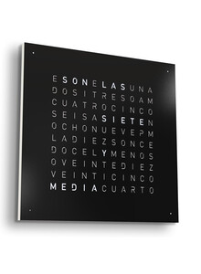 Zegar Qlocktwo Earth 45 Black Pepper w języku hiszpańskim