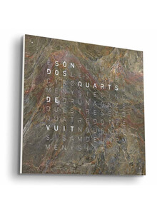 Zegar Qlocktwo Earth 45 Glintscape w języku katalońskim