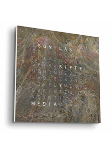 Zegar Qlocktwo Earth 45 Glintscape w języku hiszpańskim