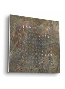 Zegar Qlocktwo Earth 45 Glintscape w języku portugalskim