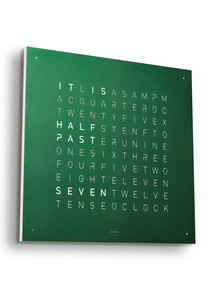 Qlocktwo Earth 45 Green Velvet zegar z miękkim wykończeniem w kolorze zielonym. Pokazuje czas w języku angielskim.