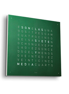 Qlocktwo Earth 45 Green Velvet zegar z miękkim wykończeniem w kolorze zielonym. Pokazuje czas w języku hiszpańskim.