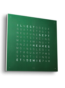 Qlocktwo Earth 45 Green Velvet zegar z miękkim wykończeniem w kolorze zielonym. Pokazuje czas w języku francuskim.