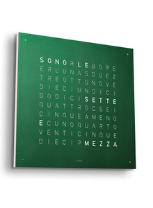 Qlocktwo Earth 45 Green Velvet zegar z miękkim wykończeniem w kolorze zielonym. Pokazuje czas w języku włoskim.