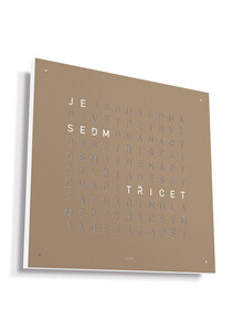 Zegar Qlocktwo Earth 45 Hazelnut w języku czeskim