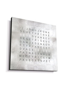 Zegar Qlocktwo Earth 45 Platinium w języku czeskim