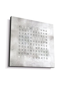 Zegar Qlocktwo Earth 45 Platinium w języku hiszpańskim