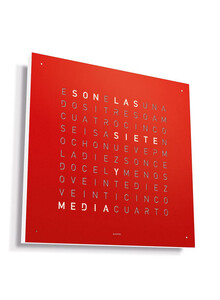 Zegar Qlocktwo Earth 45 Red Pepper w języku hiszpańskim