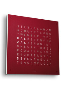 Qlocktwo Earth 45 Red Velvet zegar z miękkim wykończeniem w kolorze czerwonym. Język angielski i niemiecki.