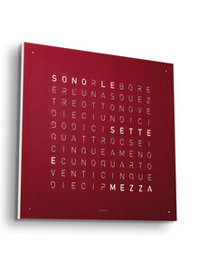 Qlocktwo Earth 45 Red Velvet zegar z miękkim wykończeniem w kolorze czerwonym. Język włoski